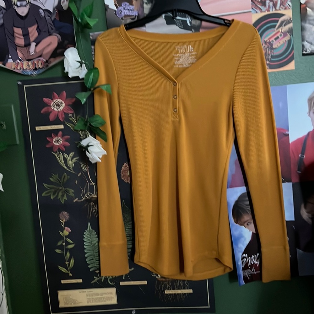 Long sleeve shirt with the V-neck